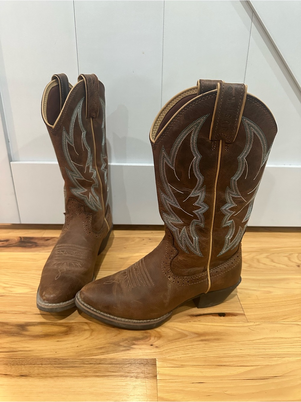 Justin Boots Brown Leather Western Cowboy Boots with Silver Stitching